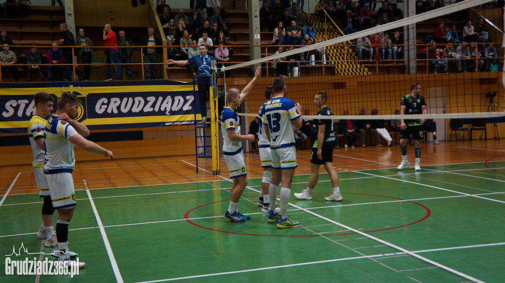KS Stal wygrywa na Mniszek Arenie