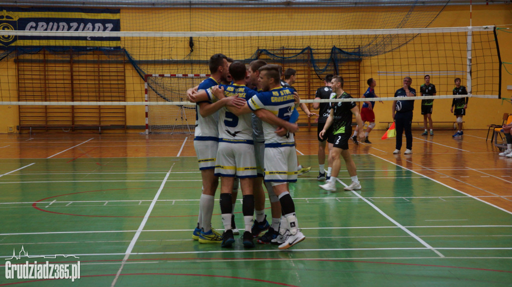 KS Stal wygrywa na Mniszek Arenie