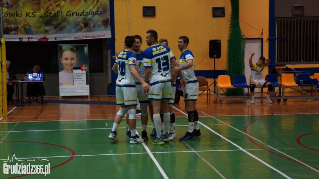 KS Stal wygrywa na Mniszek Arenie