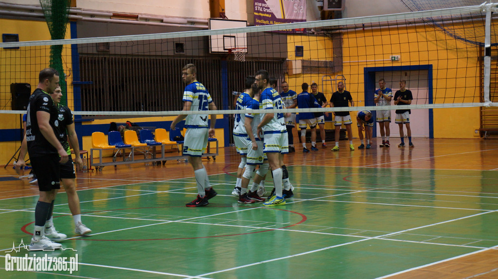 KS Stal wygrywa na Mniszek Arenie