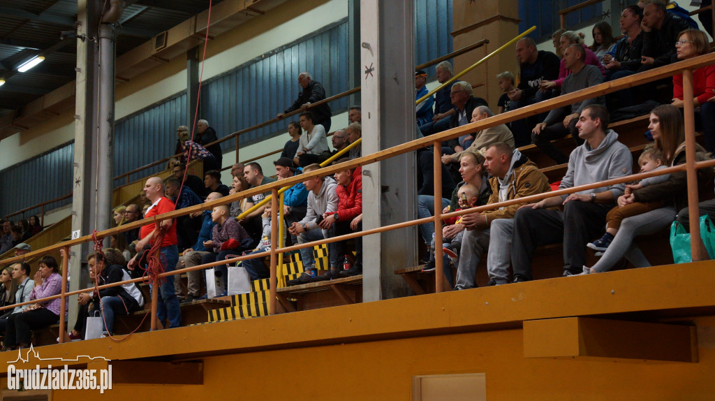KS Stal wygrywa na Mniszek Arenie