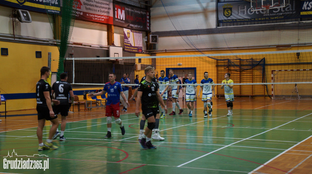 KS Stal wygrywa na Mniszek Arenie