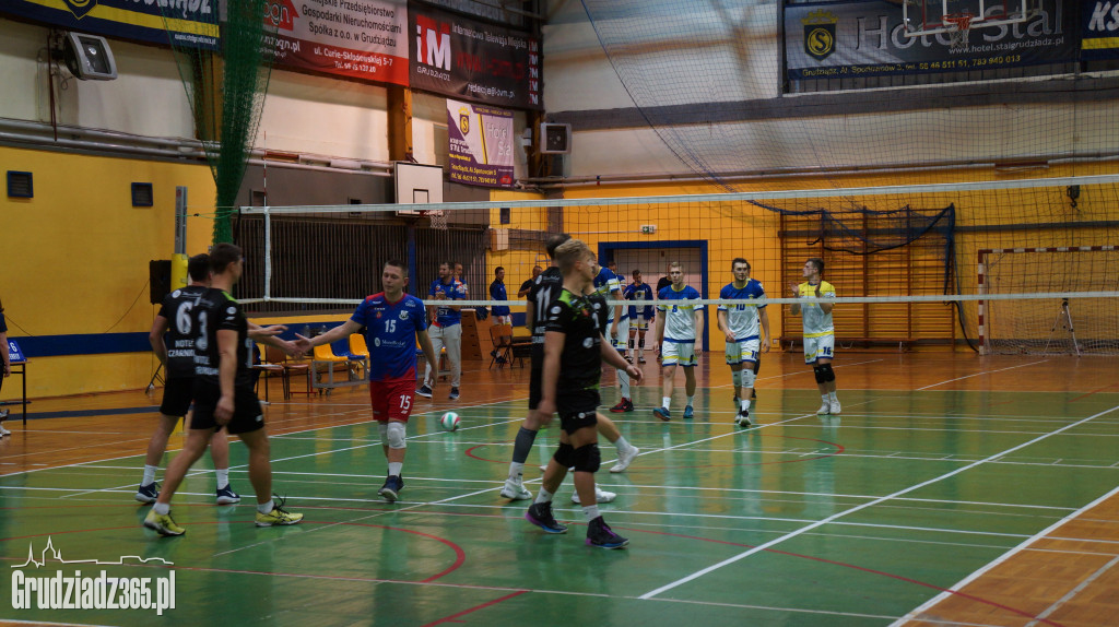 KS Stal wygrywa na Mniszek Arenie