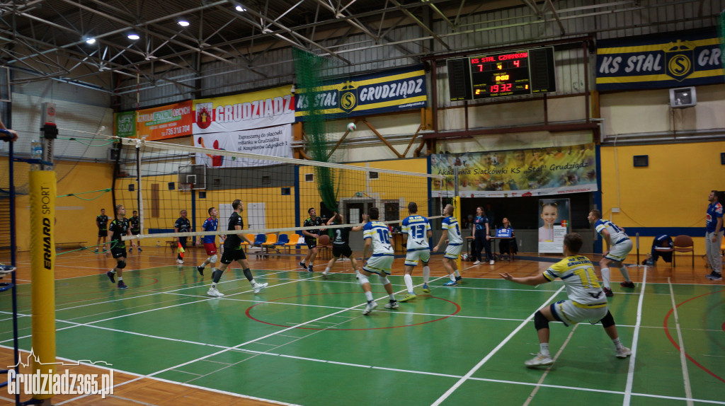 KS Stal wygrywa na Mniszek Arenie