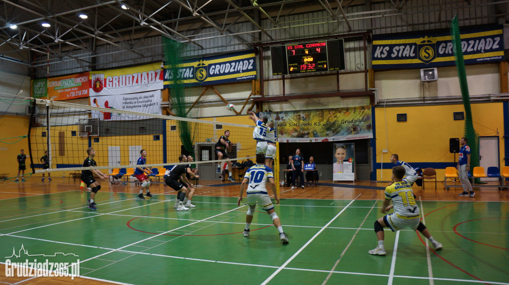 KS Stal wygrywa na Mniszek Arenie