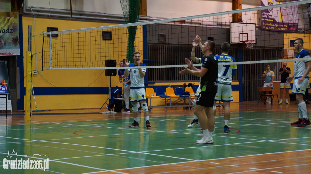 KS Stal wygrywa na Mniszek Arenie