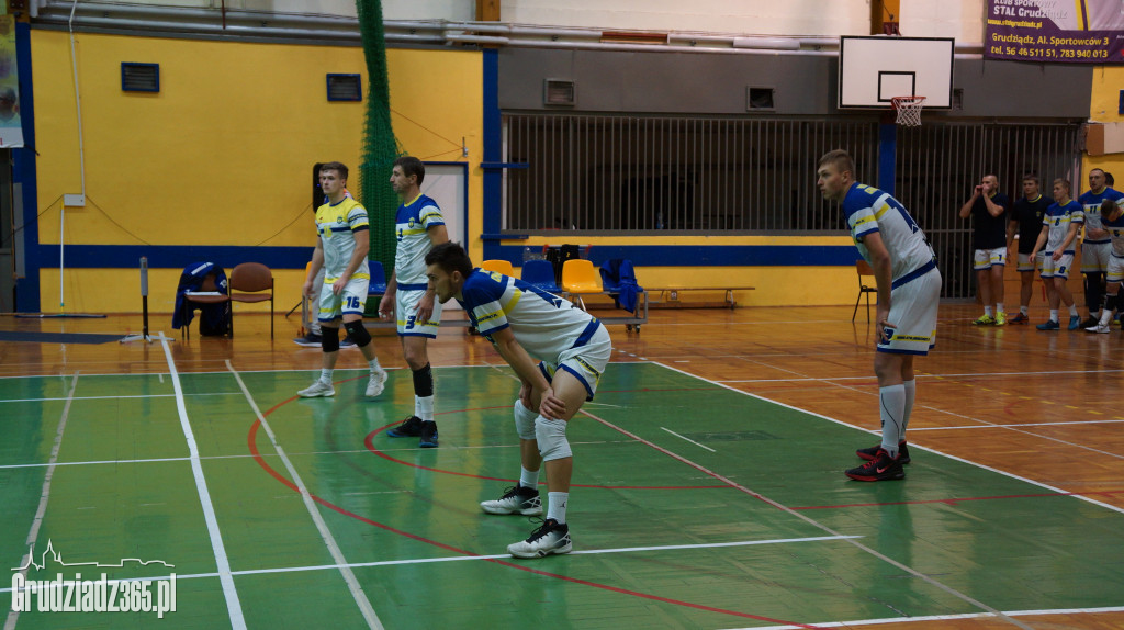 KS Stal wygrywa na Mniszek Arenie