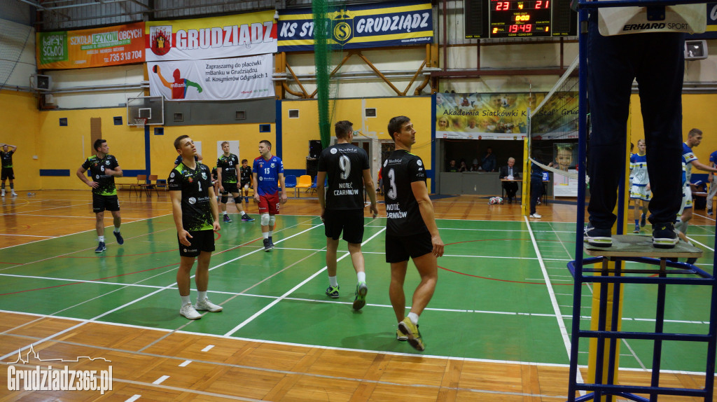 KS Stal wygrywa na Mniszek Arenie