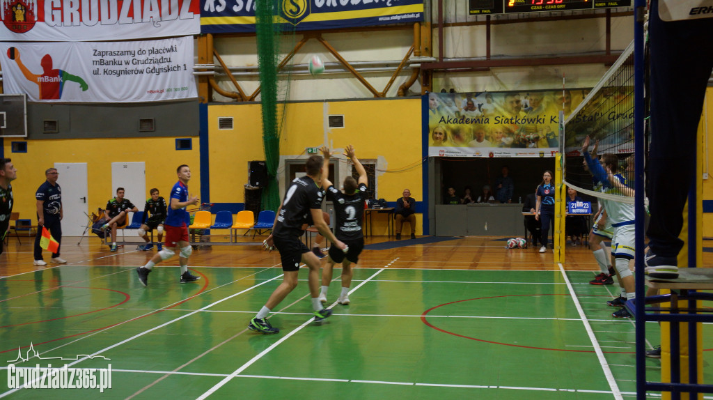 KS Stal wygrywa na Mniszek Arenie