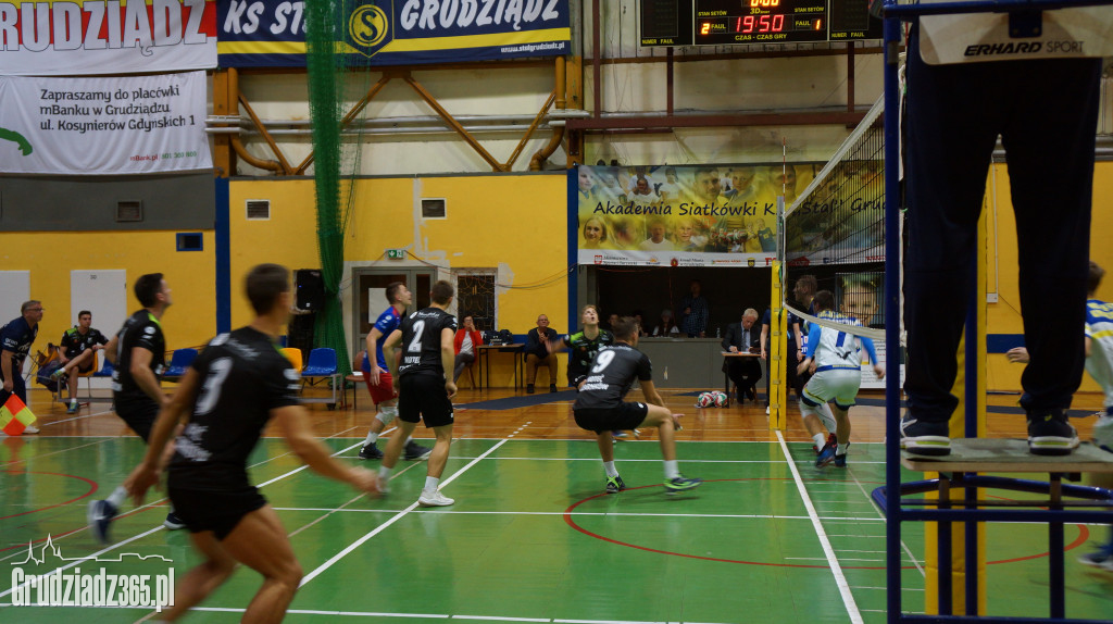 KS Stal wygrywa na Mniszek Arenie