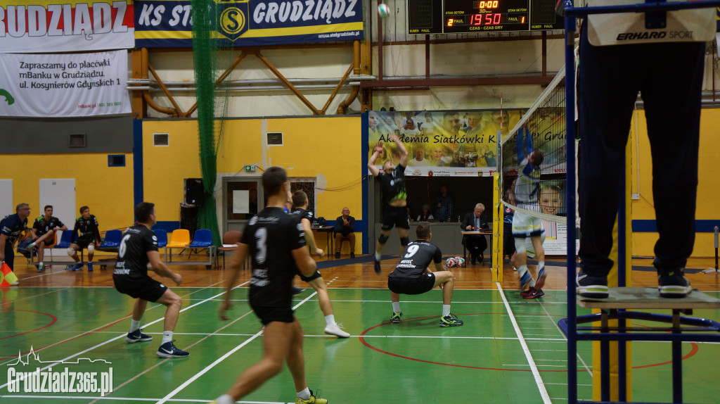 KS Stal wygrywa na Mniszek Arenie