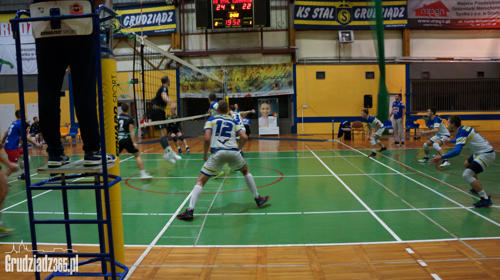 KS Stal wygrywa na Mniszek Arenie