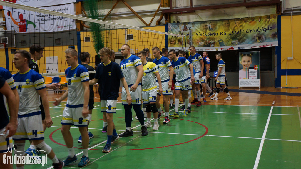 KS Stal wygrywa na Mniszek Arenie