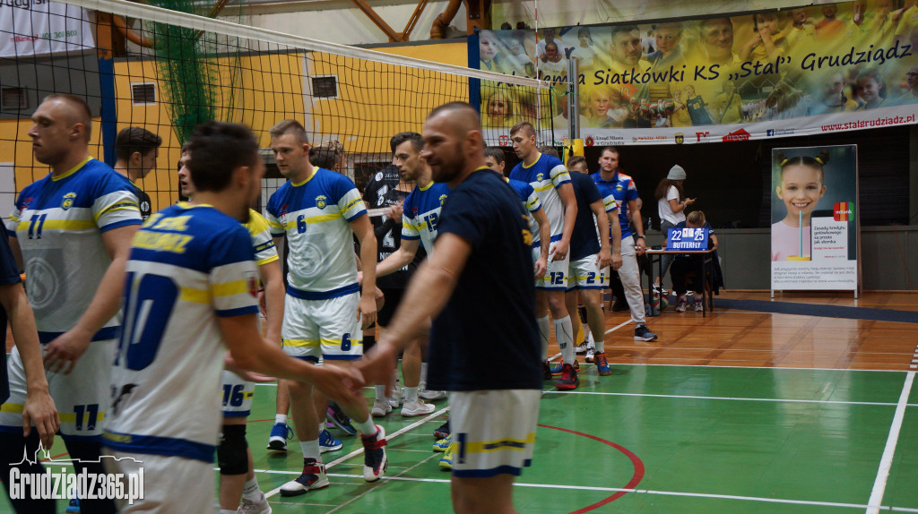 KS Stal wygrywa na Mniszek Arenie