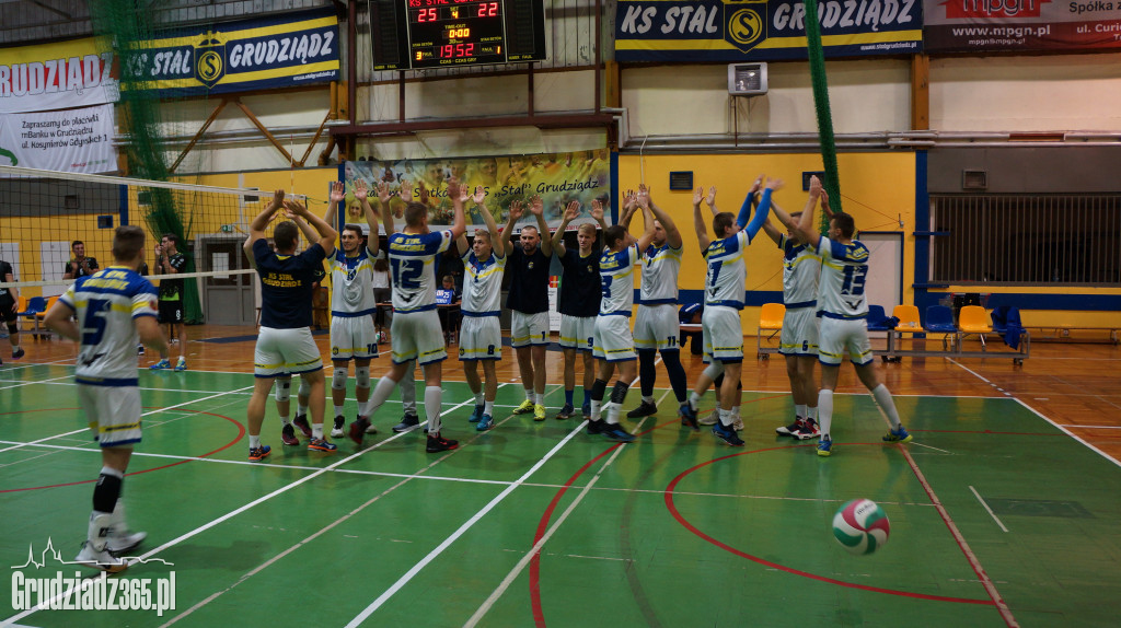 KS Stal wygrywa na Mniszek Arenie