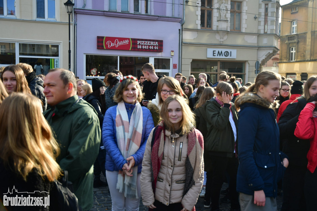 Ogólnopolskie śpiewanie hymnu państwowego