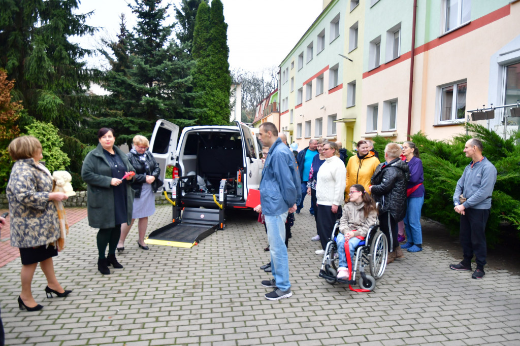 Przekazanie busa dla Domu Pomocy Społecznej