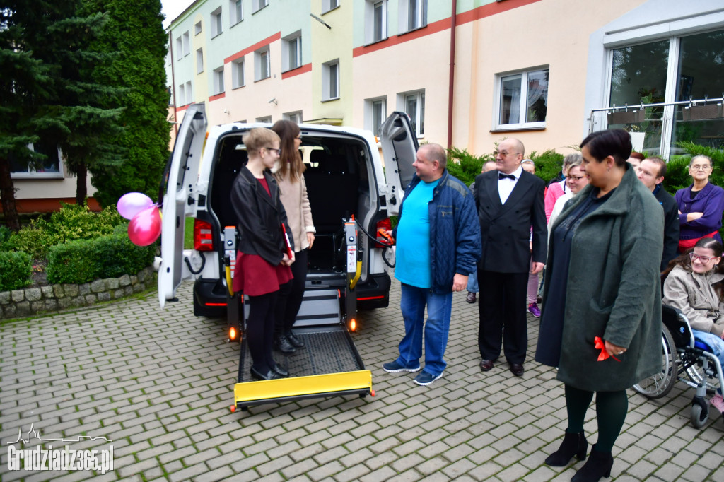 Przekazanie busa dla Domu Pomocy Społecznej