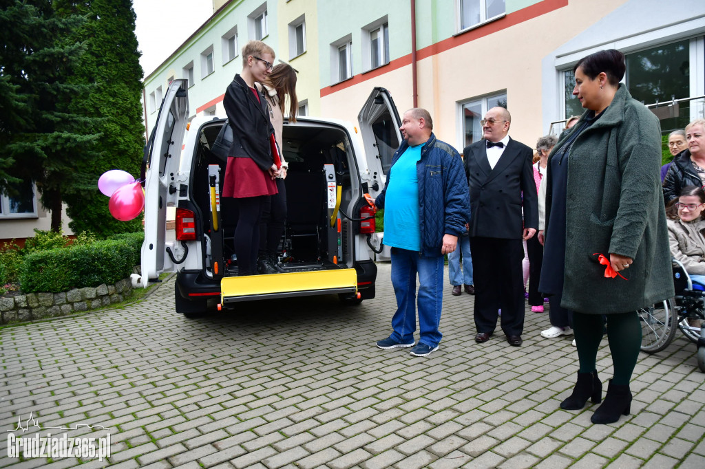 Przekazanie busa dla Domu Pomocy Społecznej