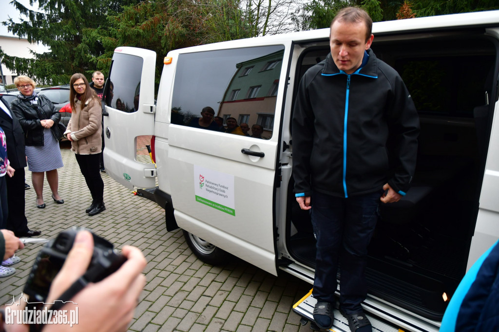 Przekazanie busa dla Domu Pomocy Społecznej