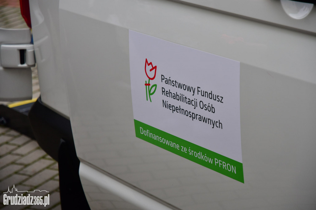 Przekazanie busa dla Domu Pomocy Społecznej