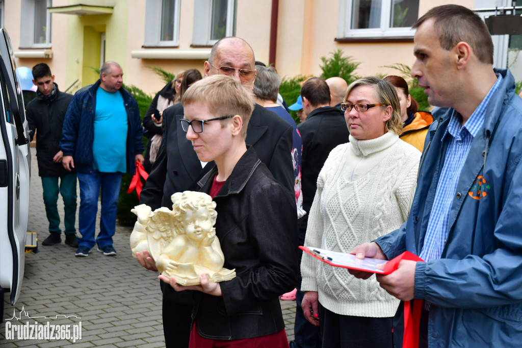 Przekazanie busa dla Domu Pomocy Społecznej
