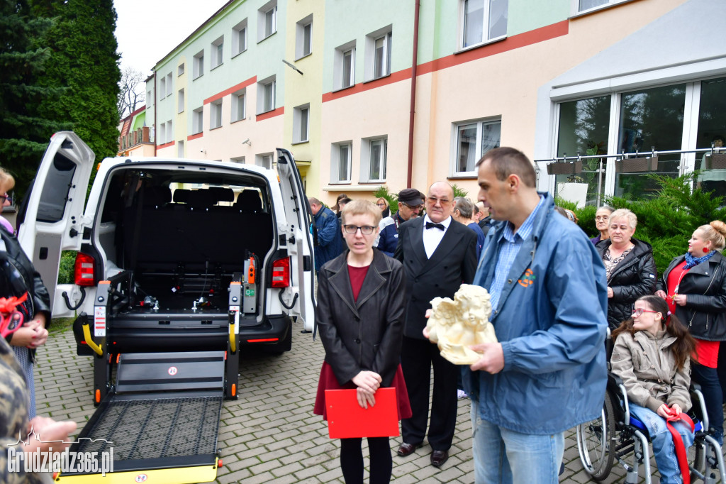 Przekazanie busa dla Domu Pomocy Społecznej