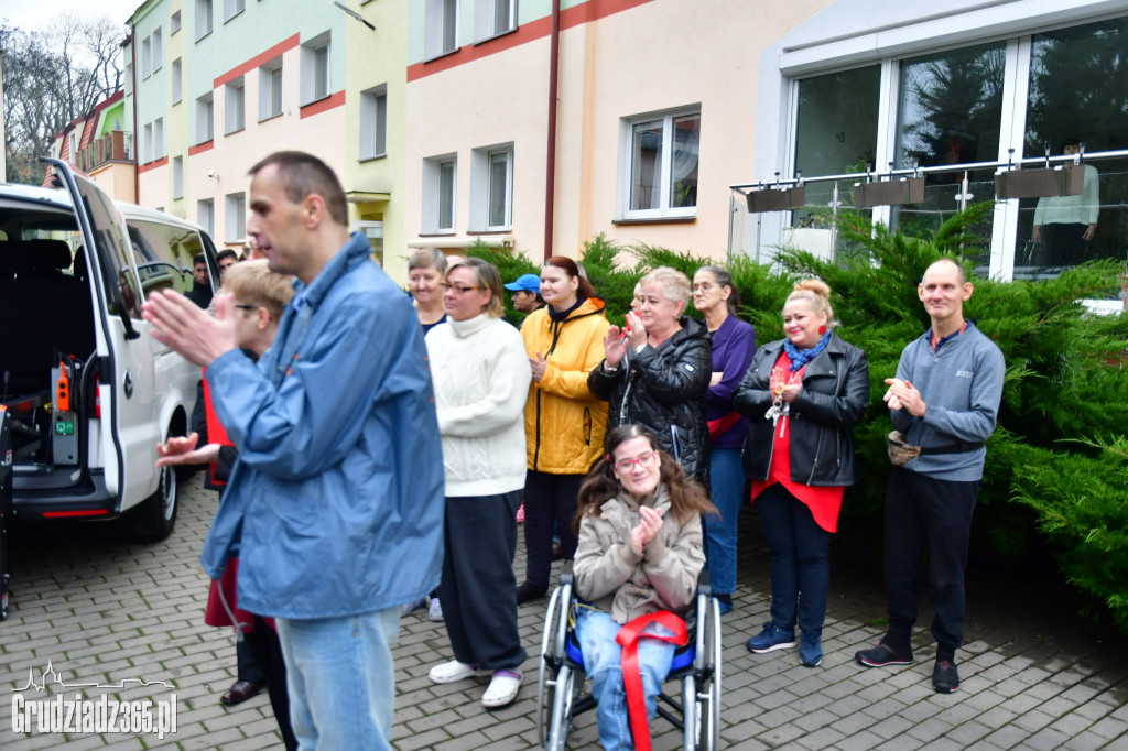 Przekazanie busa dla Domu Pomocy Społecznej