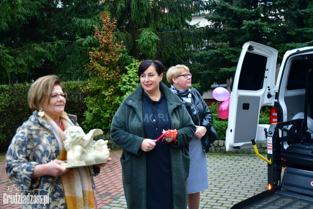 Przekazanie busa dla Domu Pomocy Społecznej