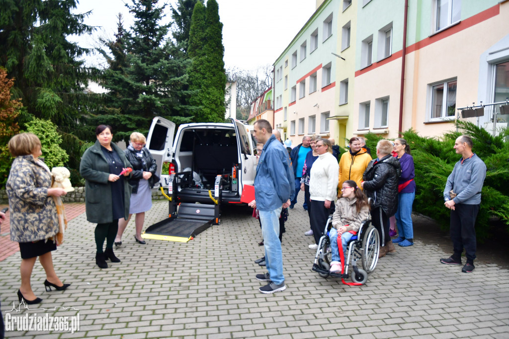 Przekazanie busa dla Domu Pomocy Społecznej