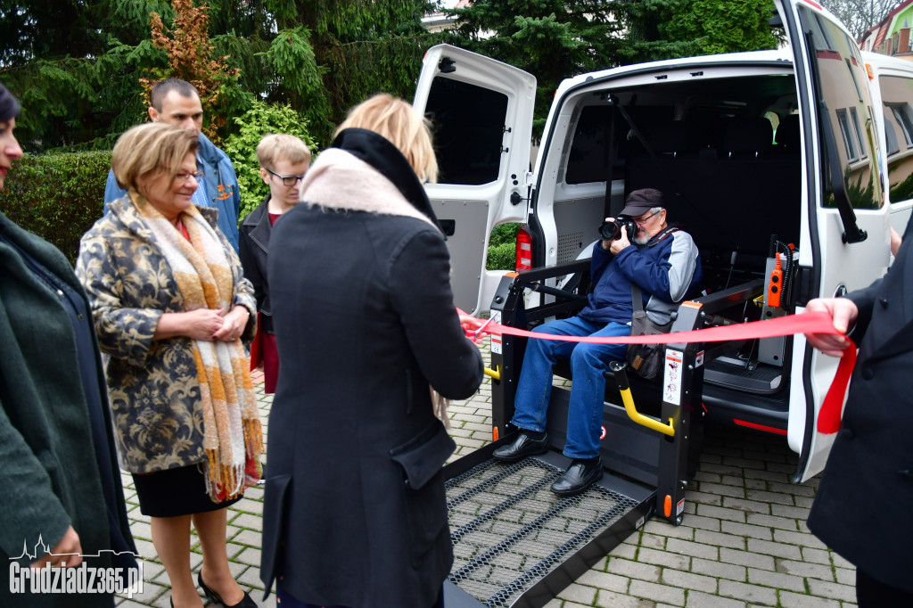 Przekazanie busa dla Domu Pomocy Społecznej