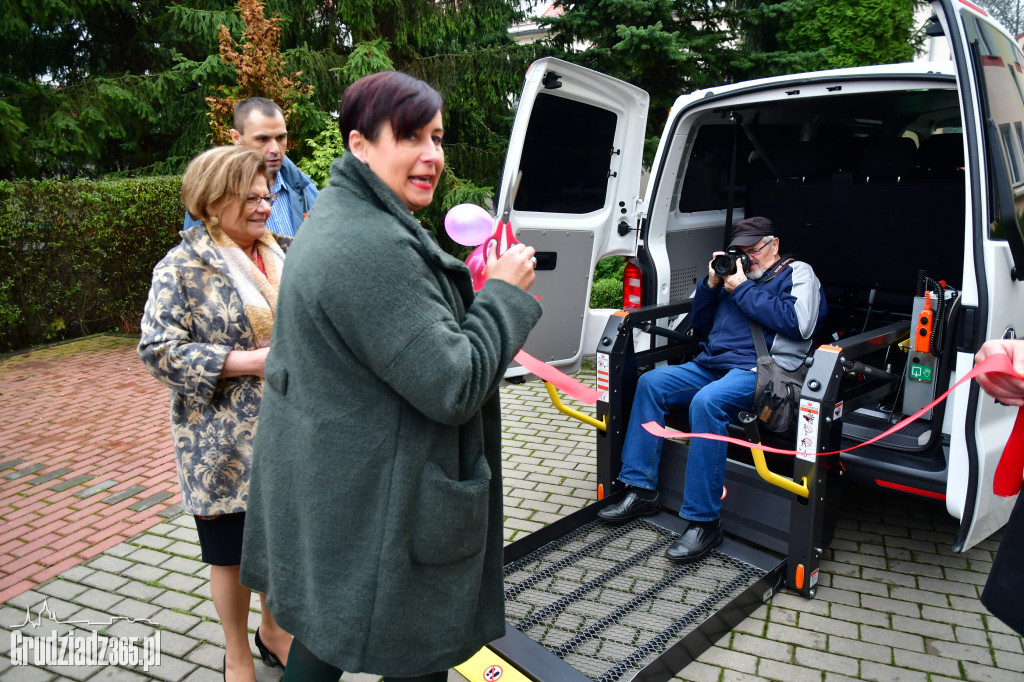 Przekazanie busa dla Domu Pomocy Społecznej