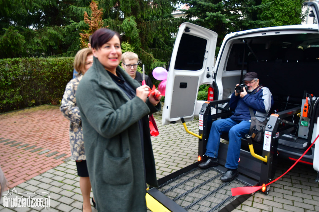 Przekazanie busa dla Domu Pomocy Społecznej