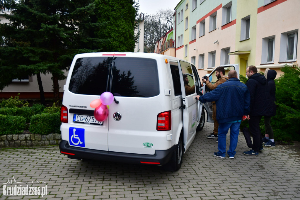 Przekazanie busa dla Domu Pomocy Społecznej