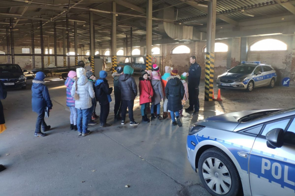 Trzecioklasiści z wizytą u mundurowych