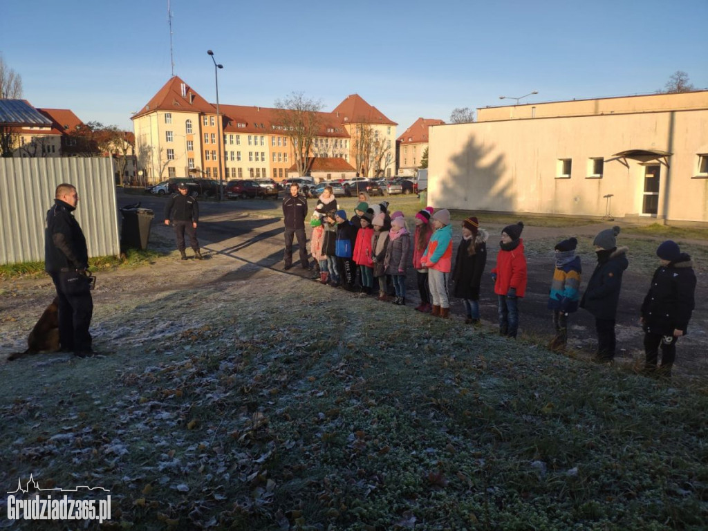 Trzecioklasiści z wizytą u mundurowych