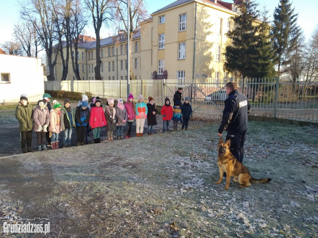 Trzecioklasiści z wizytą u mundurowych