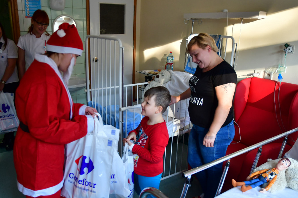 Mikołaj na oddziale dziecięcym w szpitalu