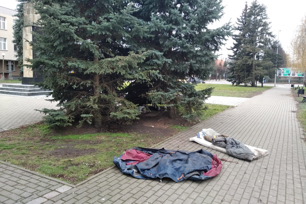 Koczowisko bezdomnego w centrum miasta