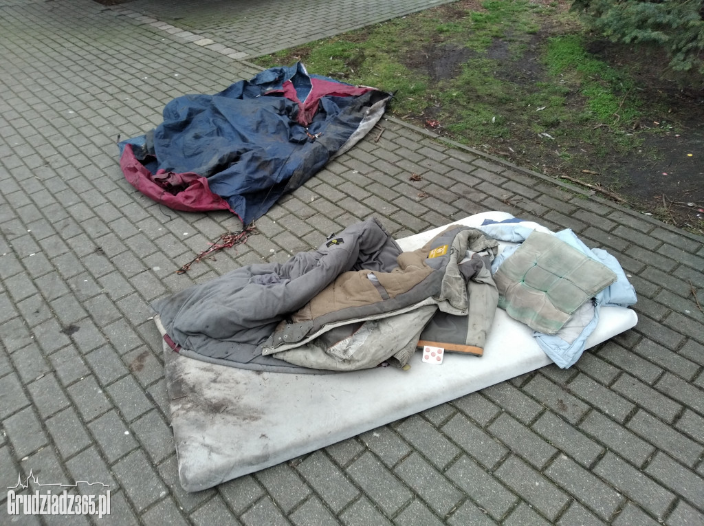 Koczowisko bezdomnego w centrum miasta