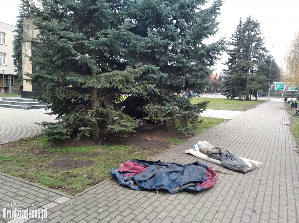 Koczowisko bezdomnego w centrum miasta