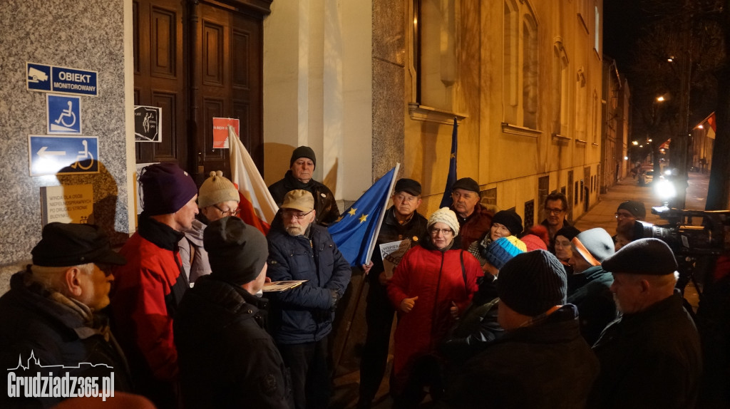 W obronie sądów zgromadzenie pod Sądem Rejonowym w Grudziądzu