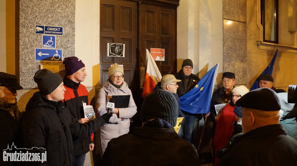 W obronie sądów zgromadzenie pod Sądem Rejonowym w Grudziądzu