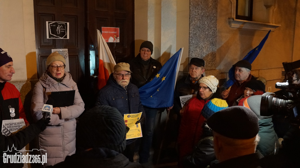 W obronie sądów zgromadzenie pod Sądem Rejonowym w Grudziądzu