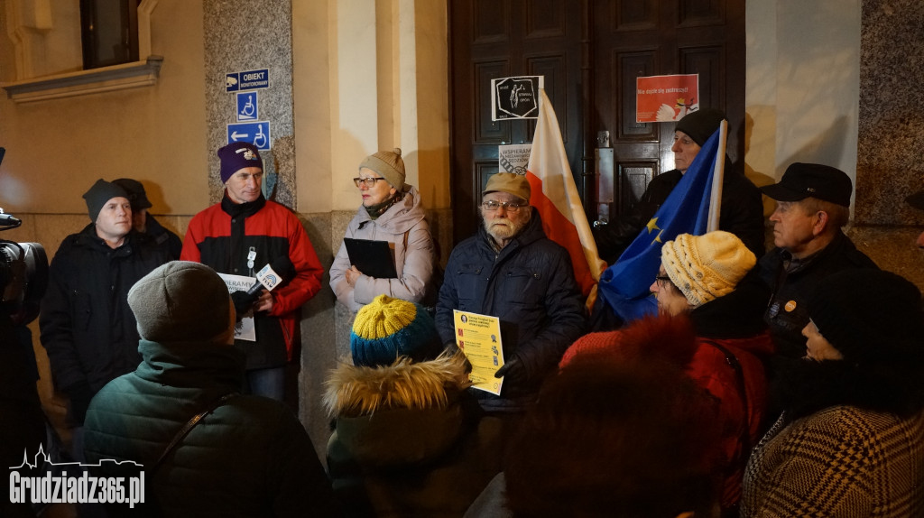 W obronie sądów zgromadzenie pod Sądem Rejonowym w Grudziądzu