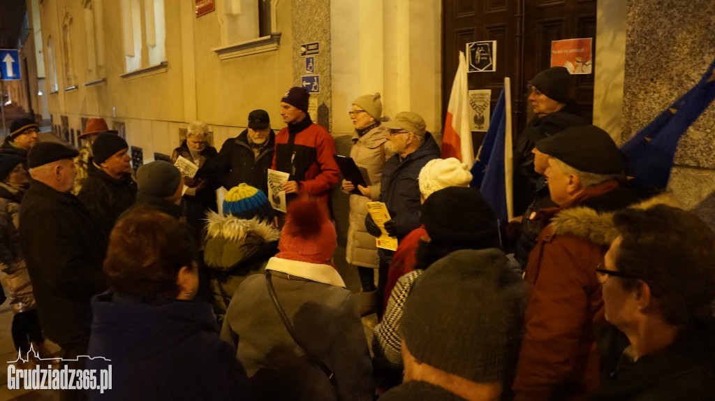 W obronie sądów zgromadzenie pod Sądem Rejonowym w Grudziądzu