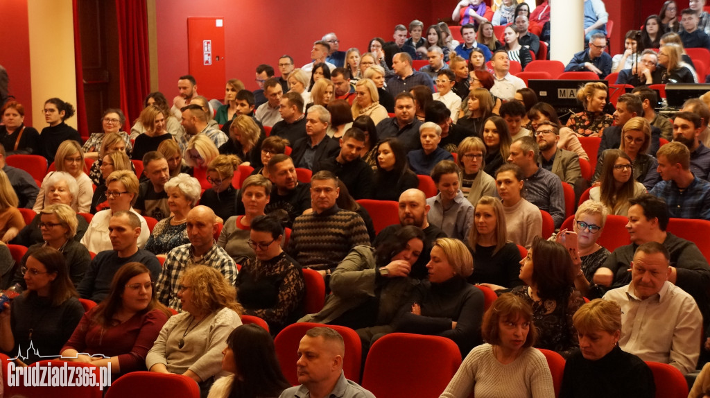 Kortez Przedpremierowo zagrał w Teatrze