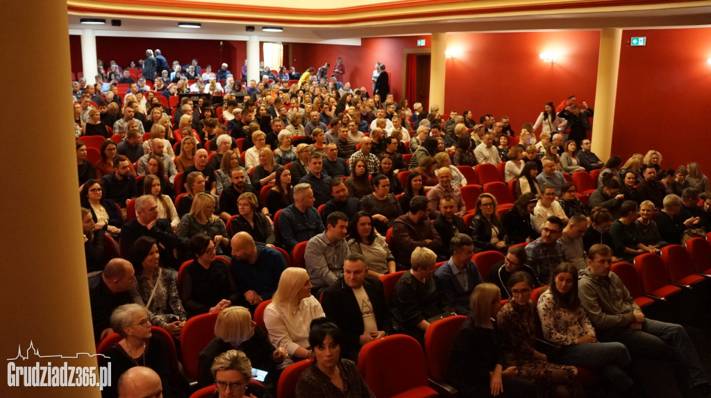 Kortez Przedpremierowo zagrał w Teatrze