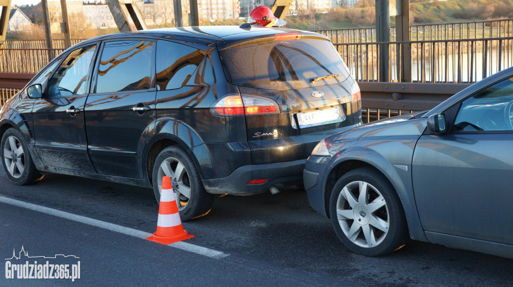Kolizja trzech pojazdów na moście w Grudziądzu