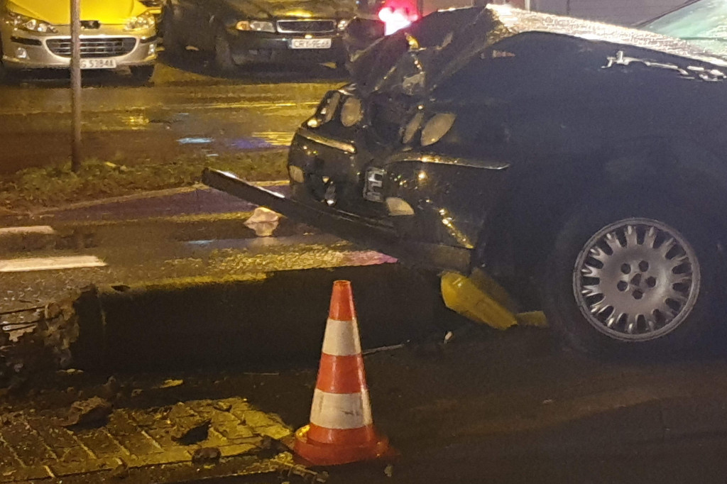 Kolizja na rondzie. Kierowca uciekł z miejsca zdarzenia